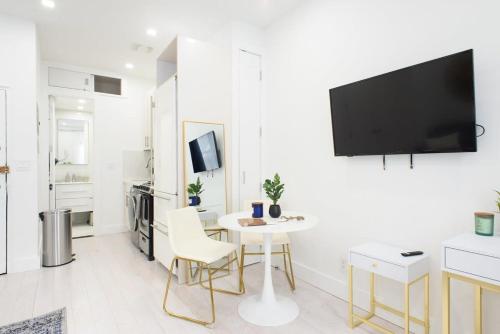 62-3A NEW Prime UES W D in unit Walk 2 C park in New York, USA