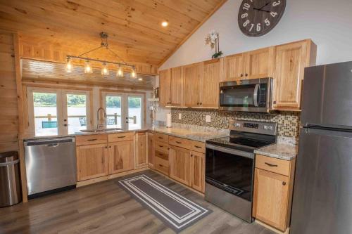 Modern Lake Retreat, Sleeps 8, 5 min to Colgate in Hamilton (NY)