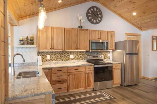 Modern Lake Retreat, Sleeps 8, 5 min to Colgate in Hamilton (NY)