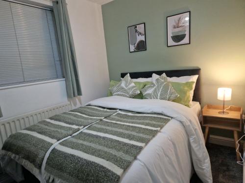 Charming Home in Stourport Sleeps10 with Wifi&Parking by PureStay Short Lets