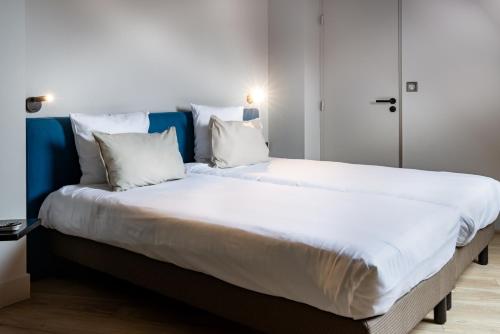1 double bed, 2 twin beds