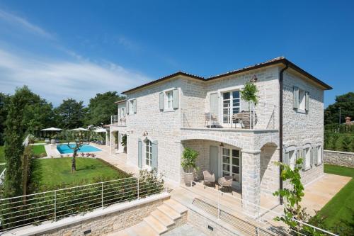 Luxurious villa Elena for 8 people with a pool and sports surrounded by the green landscapes of Istria