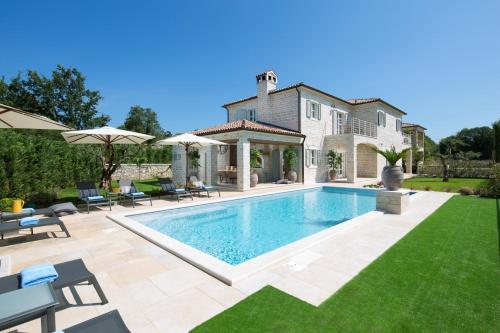 Luxurious villa Elena for 8 people with a pool and sports surrounded by the green landscapes of Istria