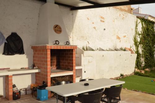 Iekārtas, La Antigua, casa céntrica, amplio patio, piscina y barbacoa (La Antigua, casa centrica, amplio patio, piscina y barbacoa) in Campillo de Altobuey