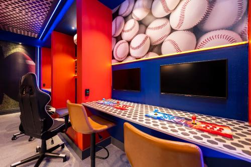 Resort Amenities, Outdoor Kitchen, Themed, Game and Movie Room in Davenport, USA