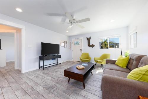 Pet Friendly Beach Bungalow, Close to Beach in Carlsbad, USA