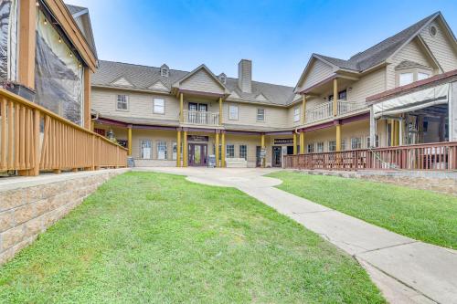 Downtown Kemah Rental about 3 Blocks to Boardwalk! in Kemah (Texas)