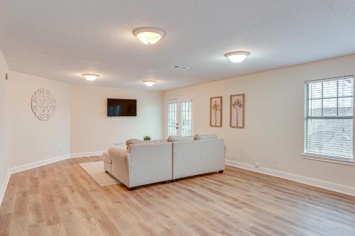 Downtown Kemah Rental about 3 Blocks to Boardwalk! in Kemah (Texas)