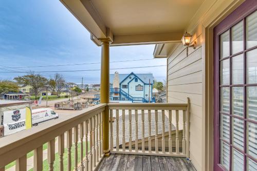 Downtown Kemah Rental about 3 Blocks to Boardwalk! in Kemah (Texas)