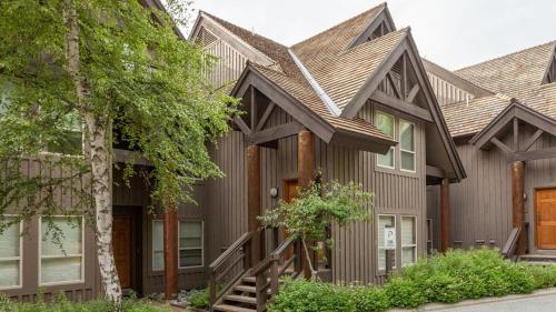 Painted Cliff 35 - Blackcomb home with Shared Hot Tub, Secure Parking - Whistler Platinum in Whistler, Canada