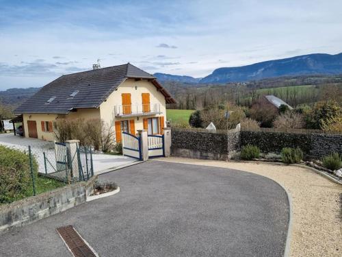 Très belle maison entre Lacs et Montagnes