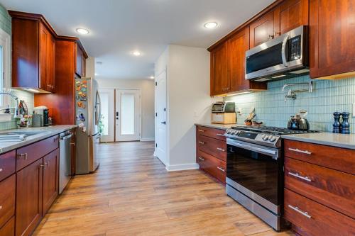 Historic East Nash Sleeps 6 in Nashville, USA