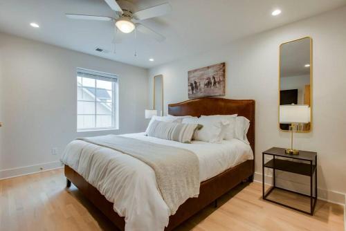 Lux West Nash Tudor 4mi to DT Sleeps 9 in Nashville, USA