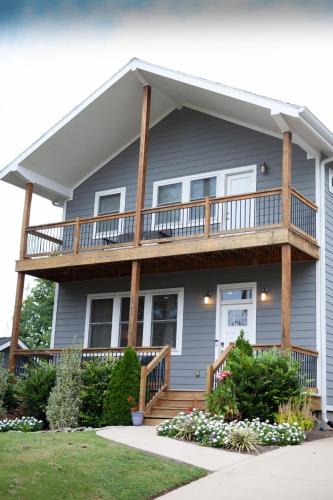 Large East Nashville Home with Game Room sleeps 12, Nashville, Tennessee