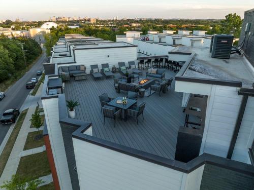 Rooftop Skyline Views DT Nash Sleeps 12 in Nashville, USA