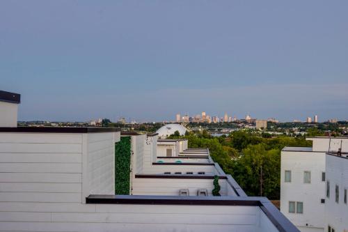 Rooftop Skyline Views DT Nash Sleeps 12 in Nashville, USA