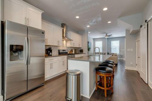 New Townhome 5 mins to Broadway Sleeps 8 in Nashville, USA