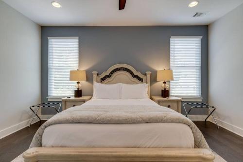New Townhome 5 mins to Broadway Sleeps 8 in Nashville, USA