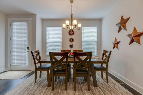 New Townhome 5 mins to Broadway Sleeps 8 in Nashville, USA