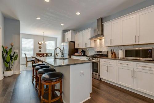 New Townhome 5 mins to Broadway Sleeps 8 in Nashville, USA