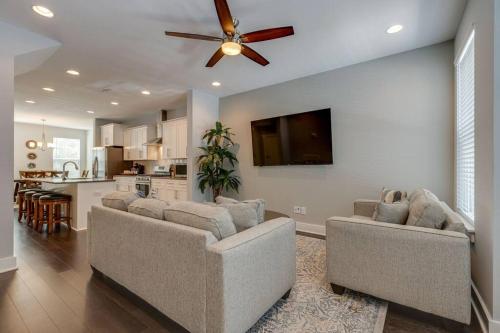 New Townhome 5 mins to Broadway Sleeps 8 in Nashville, USA