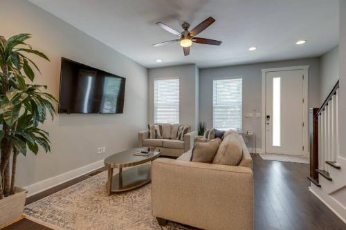 New Townhome 5 mins to Broadway Sleeps 8 in Nashville, USA