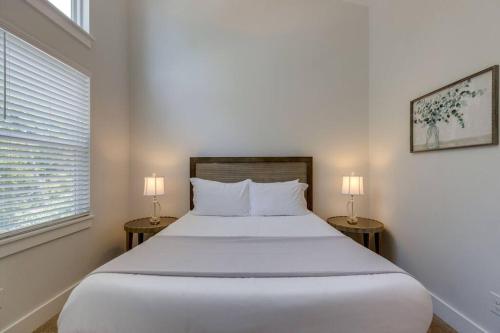 New Townhome 5 mins to Broadway Sleeps 8 in Nashville, USA