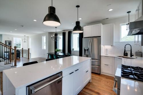 10 Percent OFF Elevator Rooftop with Hot Tub & Views in Nashville, USA