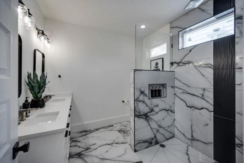 10 Percent OFF Elevator Rooftop with Hot Tub & Views in Nashville, USA