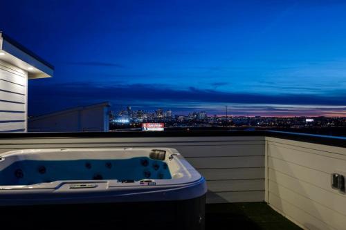 10 Percent OFF Elevator Rooftop with Hot Tub & Views in Nashville, USA