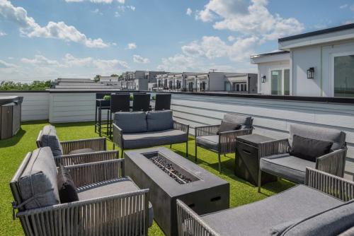 10 Percent OFF Elevator Rooftop with Hot Tub & Views in Nashville, USA
