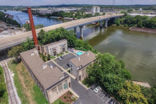 Walk to Broadway Riverfront Condo with Pool in Nashville, USA