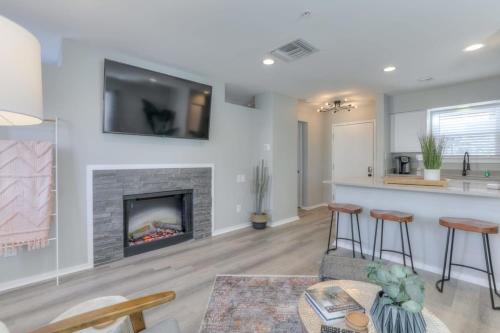 Walk to Broadway Riverfront Condo with Pool in Nashville, USA