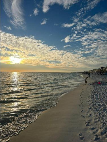 Walk 2 Beach Golf Dining & More -Sleeps 12