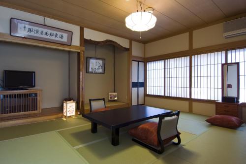 Ekinariya Ryokan The 4-star Ekinariya Ryokan offers comfort and convenience whether youre on business or holiday in Kusatsu. Offering a variety of facilities and services, the property provides all you need for a goo