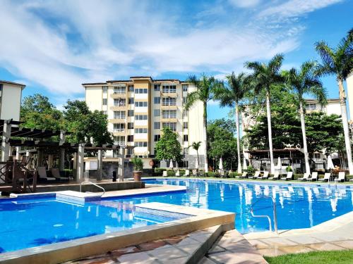 Family condo, pool, beach and surf