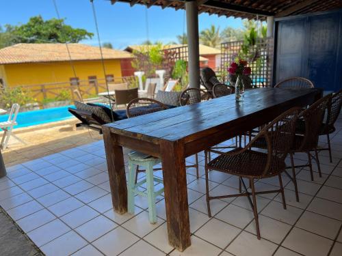 Casa ampla com piscina e churrasqueira com vista para o mar