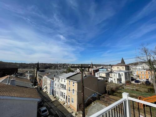 Silverwood Serenity - Balcony and City Views with Parking in Philadelphia, USA