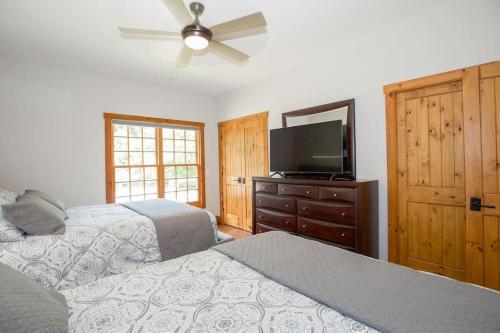 Golf home Outdoor pool, Pool Table, Game room, Sleep up to 12 in Pinehurst, USA