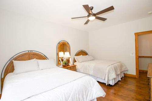 Golf home Outdoor pool, Pool Table, Game room, Sleep up to 12 in Pinehurst, USA