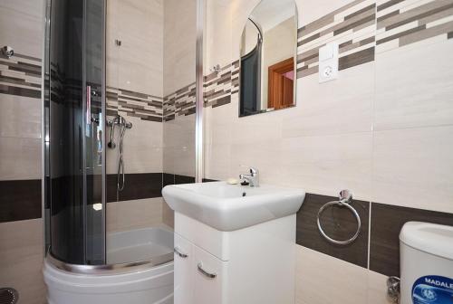 4 bedrooms, 6 beds