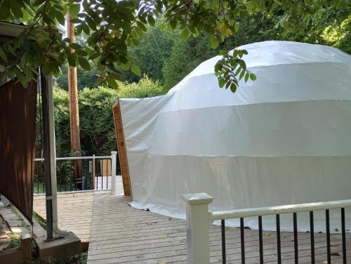 GlampOut Resort - Elk River in Sutton, USA