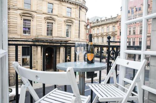 Unique boutique 2 bed apt with balconies - central Park Row, Leeds (Foto 6)