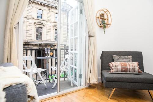 Unique boutique 2 bed apt with balconies - central Park Row, Leeds (Foto 8)