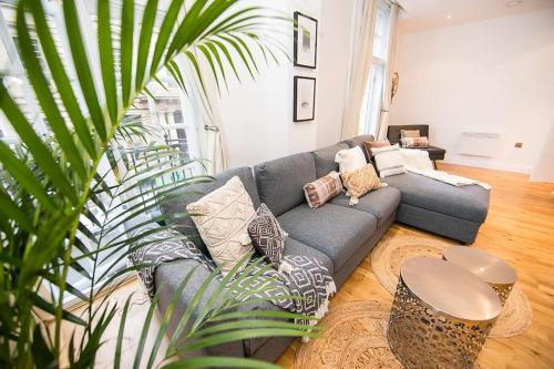 Unique boutique 2 bed apt with balconies - central Park Row, Leeds