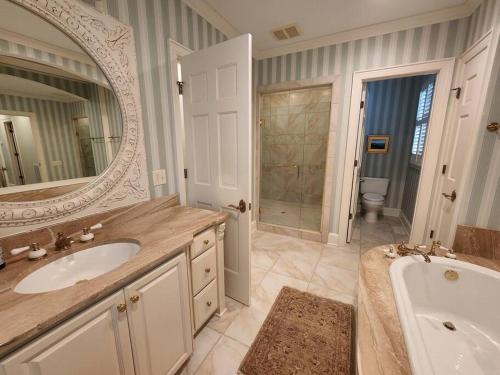 Center of Historical Village, Golf Cart Available, Sleep up to 10 in Pinehurst, USA