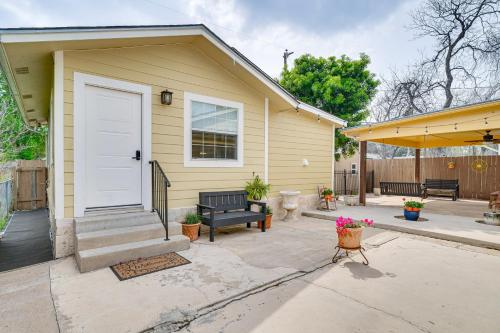 about 5 Mi to Downtown Modern San Antonio Cottage in San Antonio, USA