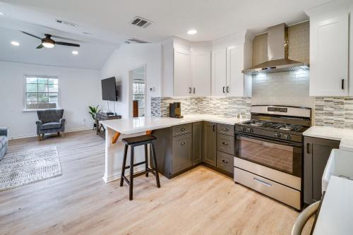 about 5 Mi to Downtown Modern San Antonio Cottage in San Antonio, USA