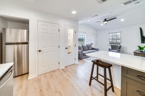 about 5 Mi to Downtown Modern San Antonio Cottage in San Antonio, USA