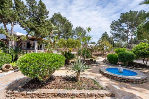 Casa con piscina, jardín y juegos exteriores